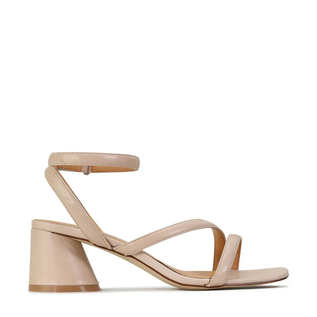 Petricia Heel in Nude