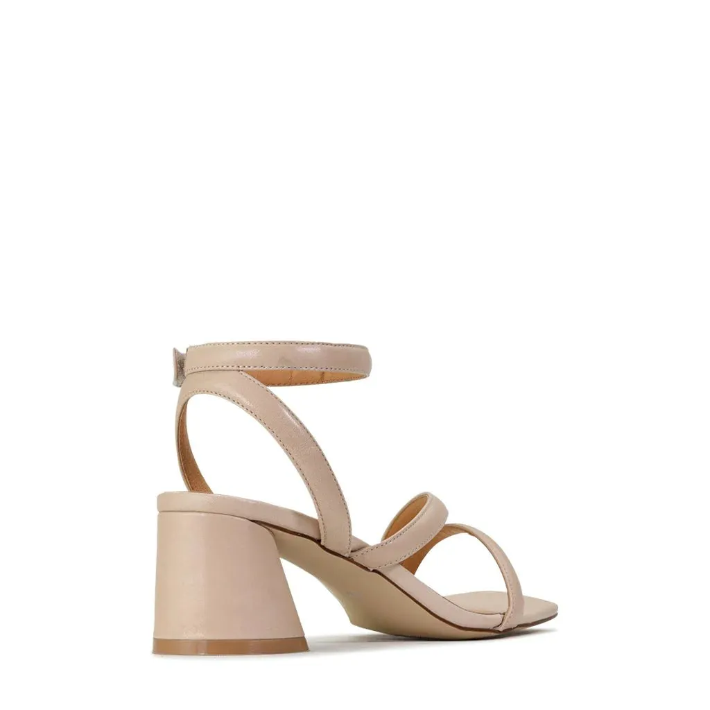 Petricia Heel in Nude